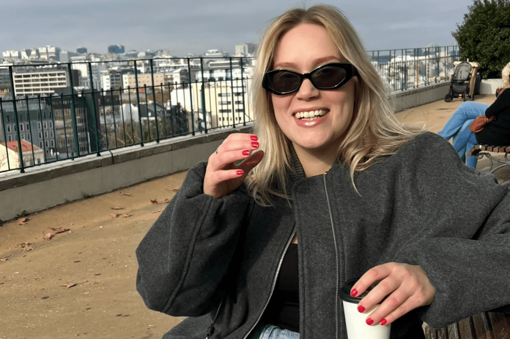 Young blonde woman with sunglasses. HomeExchange influencer. 